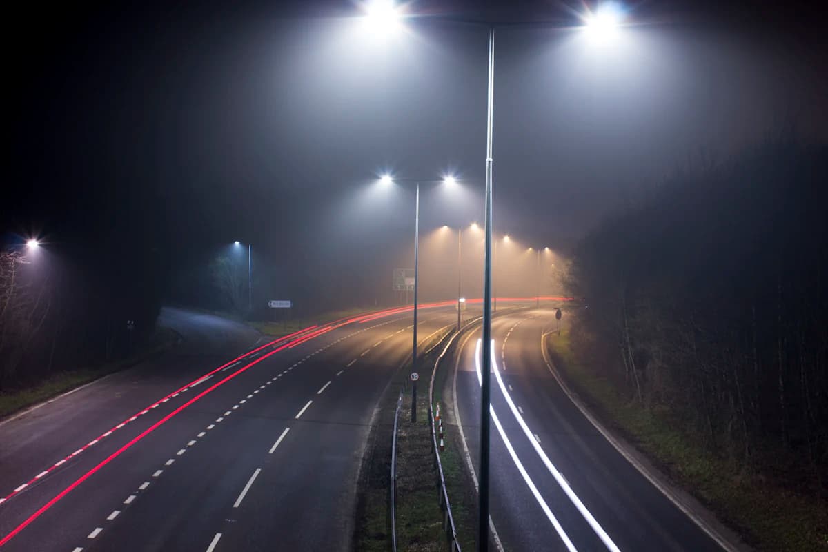 Carretera iluminada de noche